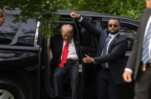 Trump stuck in car