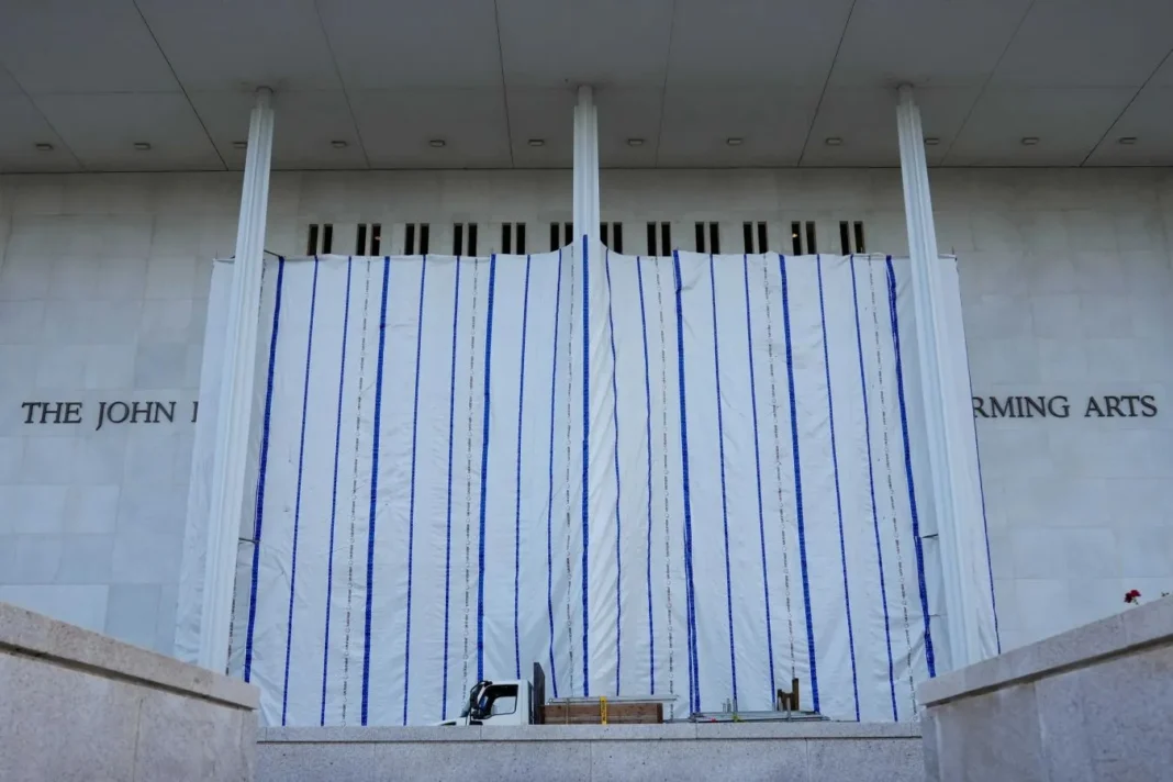 Tarp A Hiding Facade no Trump Name 06-22-2026